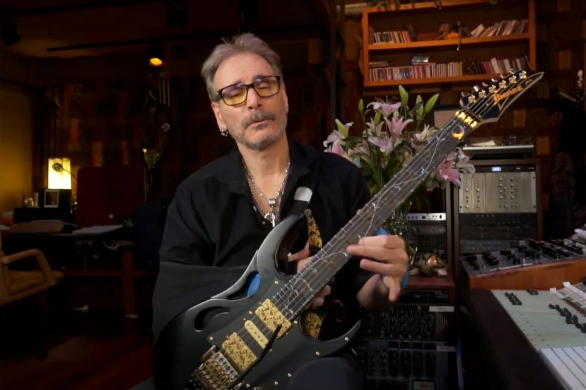 Steve track. Steve vai. стив вай 2025. стив вай гитарист. стив вай 2025.