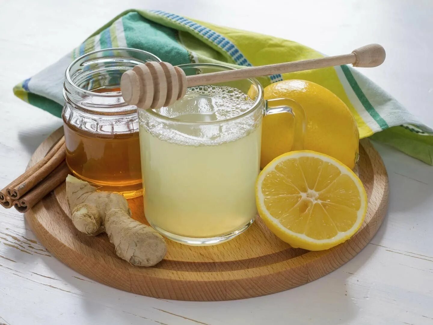 Домашние рецепты первое. Вода с лимоном и медом. Лимонный сок и мед. Мед с лимоном. Мед и лимон напиток.