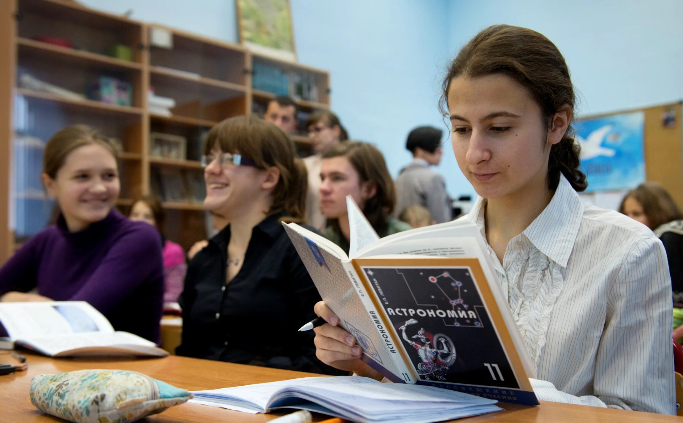 Вечерняя школа. Среднее образование в вечерней школе. Сколько классов учиться в вечерней школе. Среднее кол-во учеников в школе. Урок астрономии в школе.