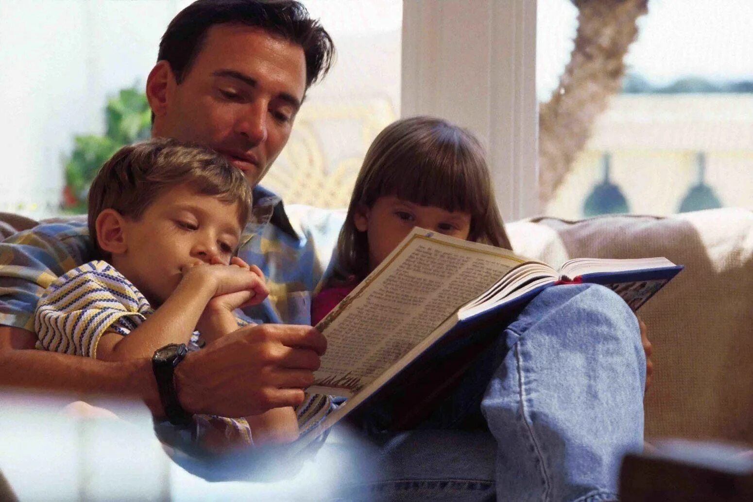 Дети с родителями. Семейное чтение. Воспитание ребенка. Родители воспитывают детей.