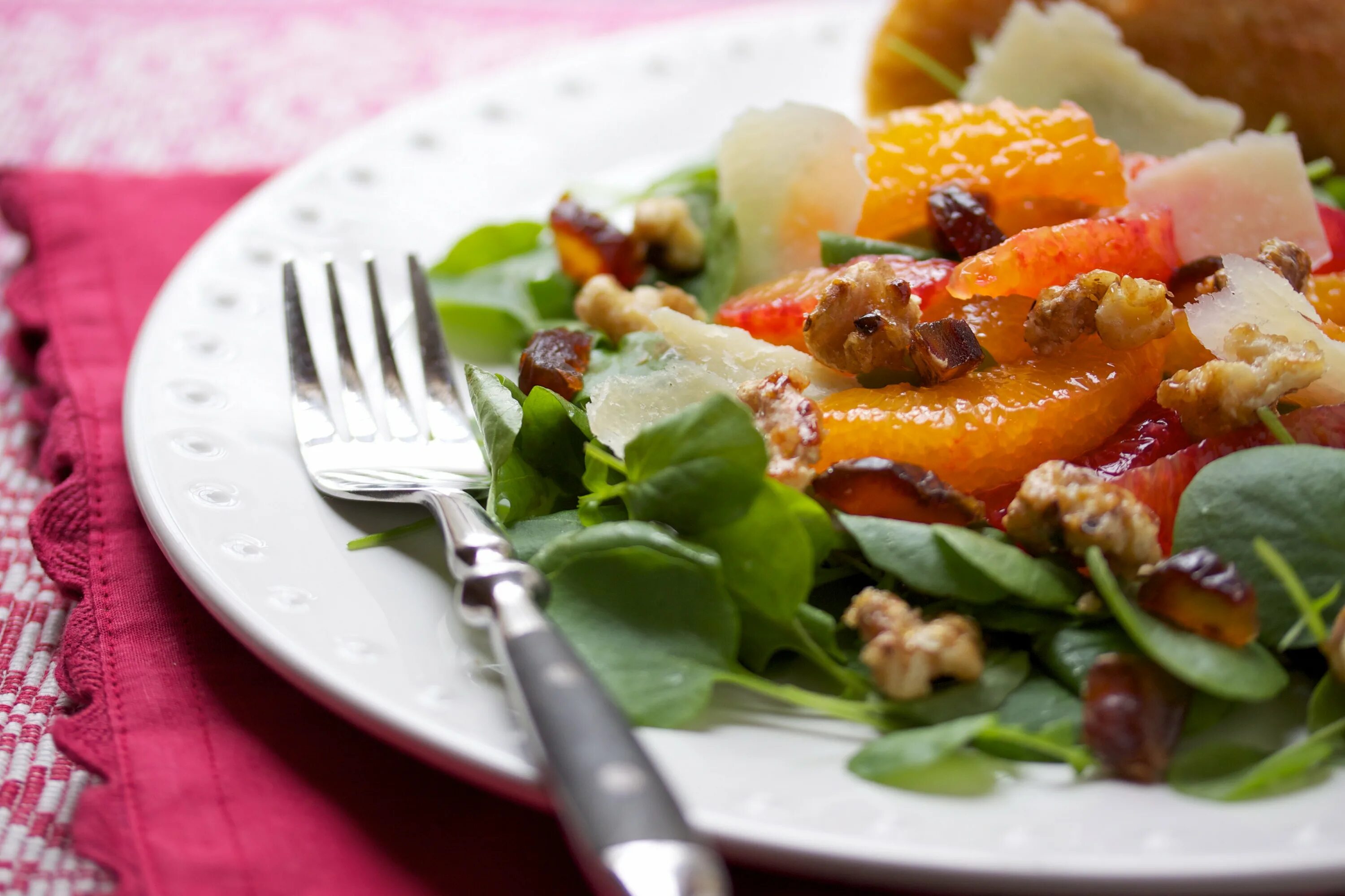 Салат апельсиновая с курицей. Салат с мандаринами. Салат с апельсином. Салат с мандаринами и курицей. Салат с апельсином и курицей.