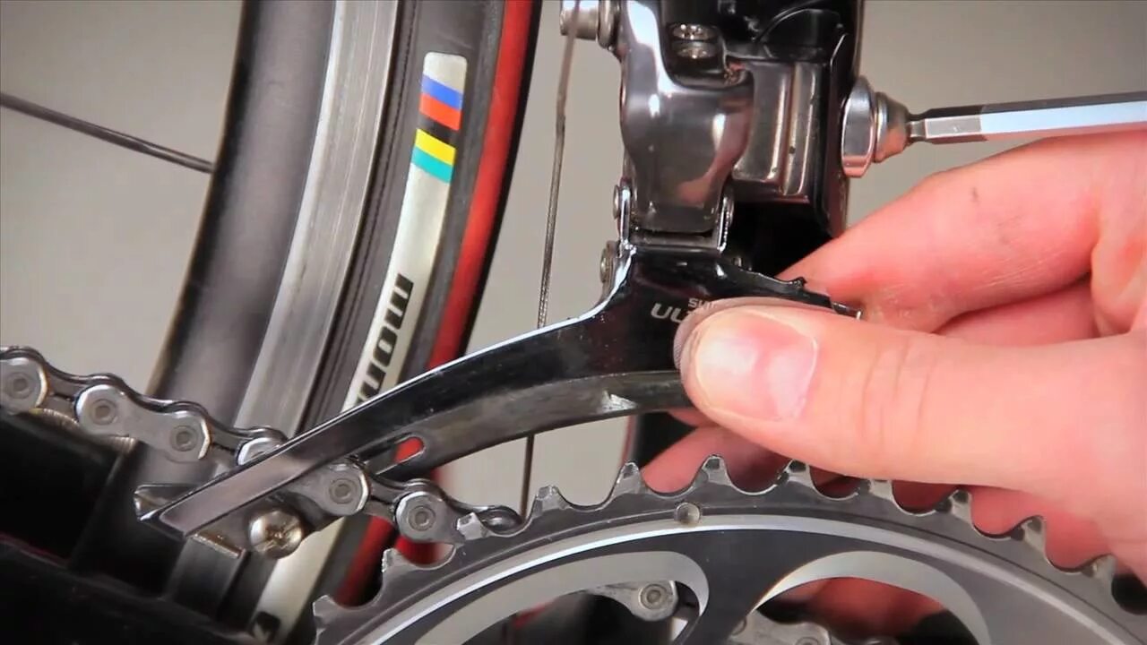Как отрегулировать переключатель скоростей. Shimano c101 передний переключатель. shimano 105 передний переключатель. shimano ultegra front derailleur adjustment. передний переключатель shimano acera пружинка.