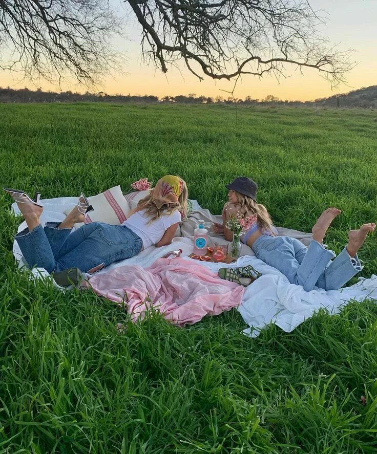 Фон для семейной фотографии. The summer i turned pretty сериал 2022. Дети на лугу. Бесконечное лето 3д. День деревни.