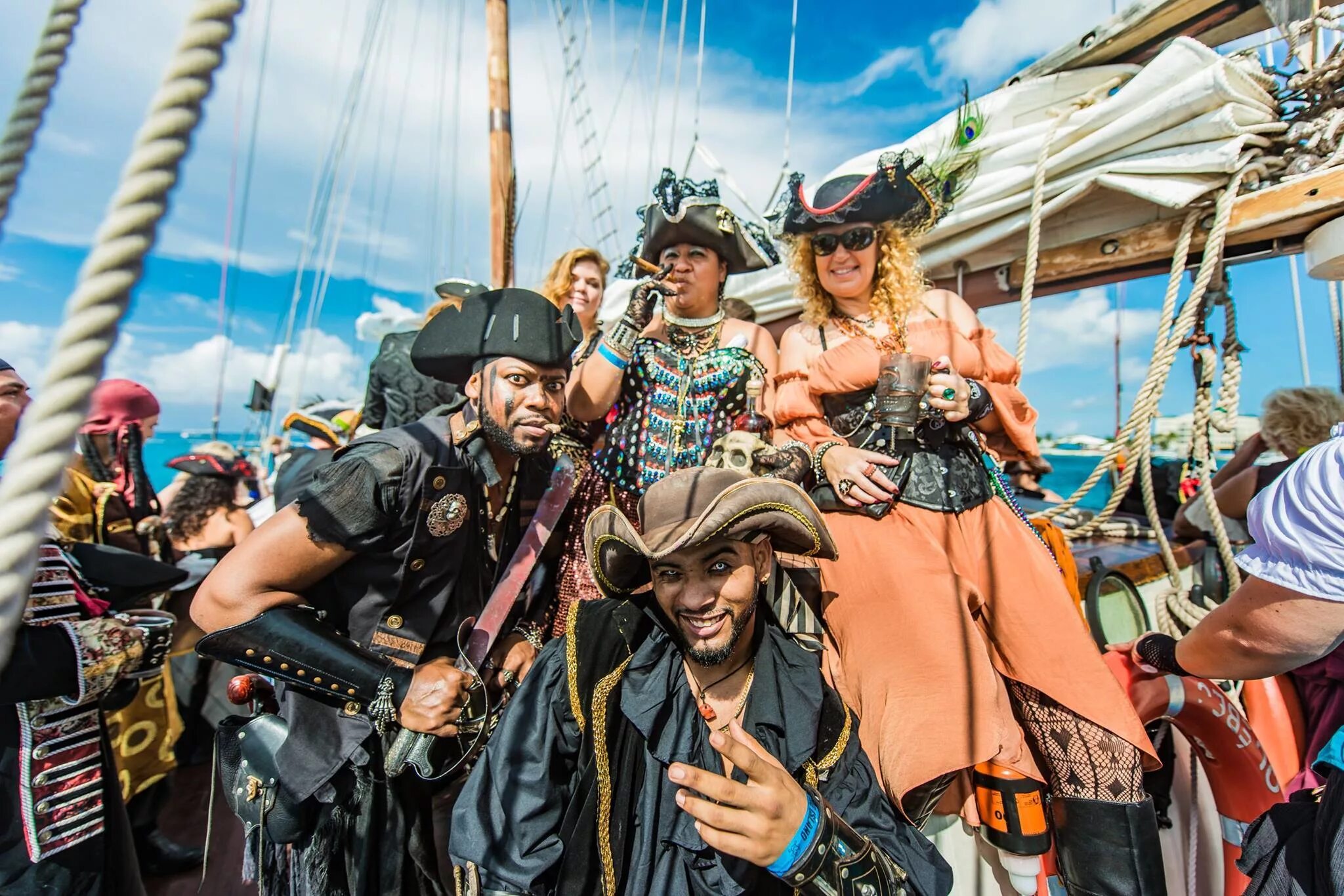 Где нарядные пираты. Тортуга Тортуга пираты Карибского моря. Фестиваль пиратов Джорджтаун на Каймановых островах. Неделя пиратов Каймановы острова. Pirates of the Caribbean фестиваль.