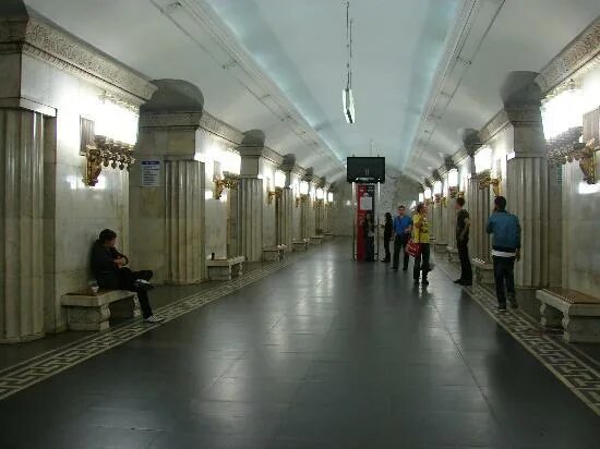 Смоленская метро арбатско-покровской. Работа станции смоленская. Станция метро смоленская арбатско-покровской линии. Станция метро арбатская эскалатор. Работа станции смоленская.