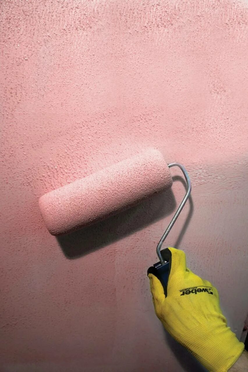 Валики для покраски стен водоэмульсионной краской. Окрашивание стен. Стены покрашены водоэмульсионной краской. Окрашенные стены.