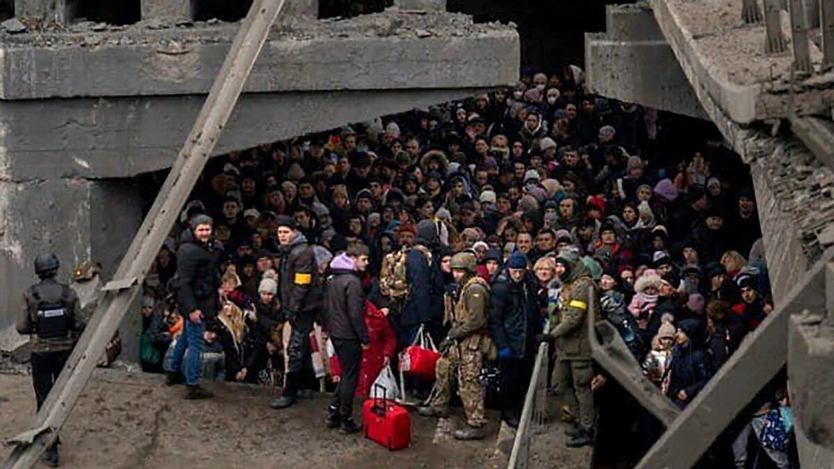 Потери мирных жителей. Беженцы с Украины. Люди под мостом Украина. Крушение моста.