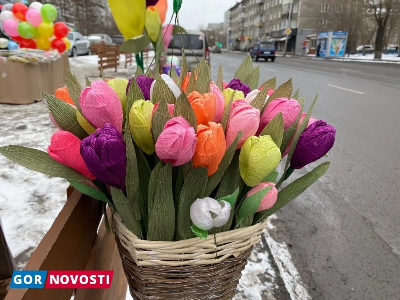 Сколько стоят тюльпаны в красноярске. Тюльпаны на улице продают. Продажа тюльпанов.