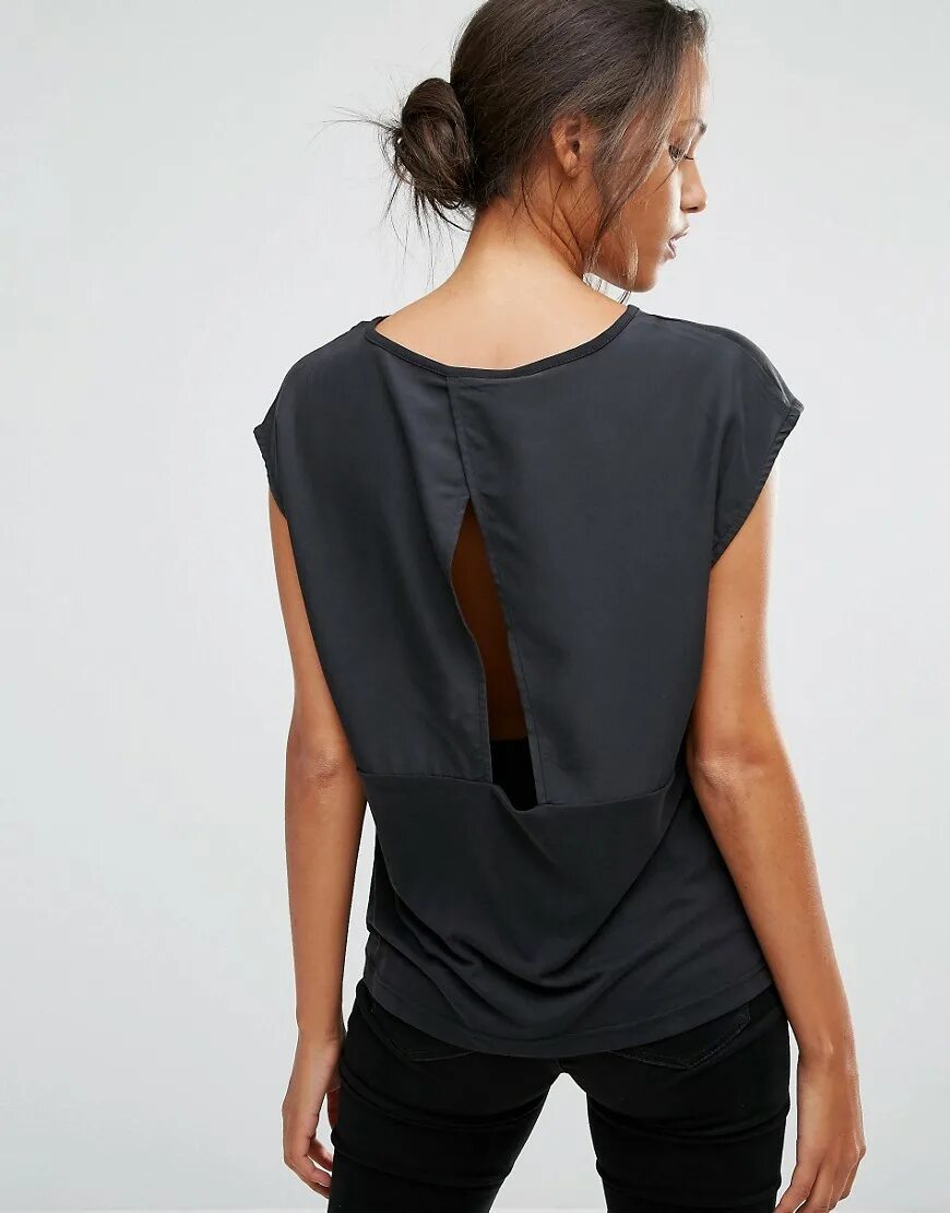 девочка закрывающей шторы рисунок. Welcome back to school плакаты. Back opening. топ с открытой спиной. рубашка зара на одно плечо.