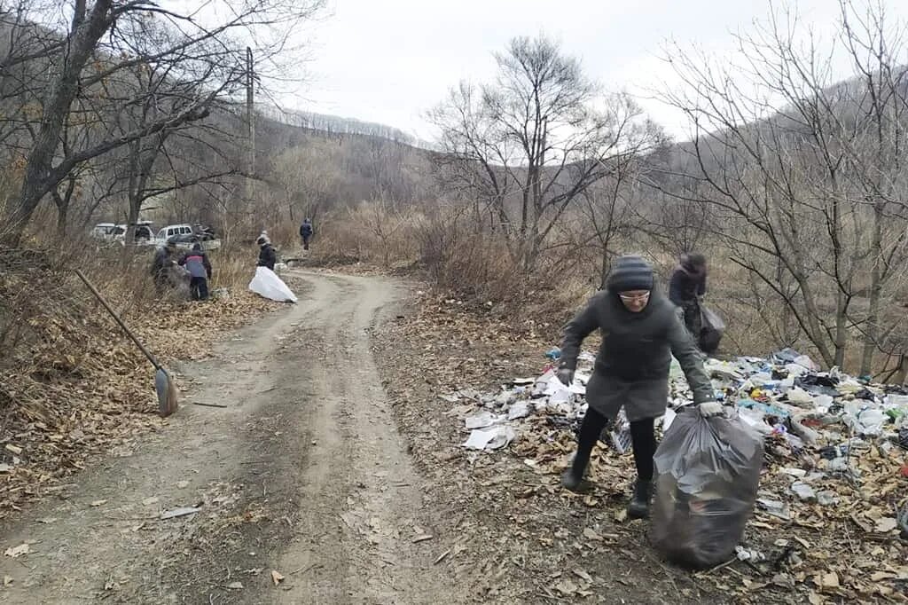 Городская свалка. Субботник уборка мусора. Весенняя уборка. Мусор на улице фото. Находка открылась