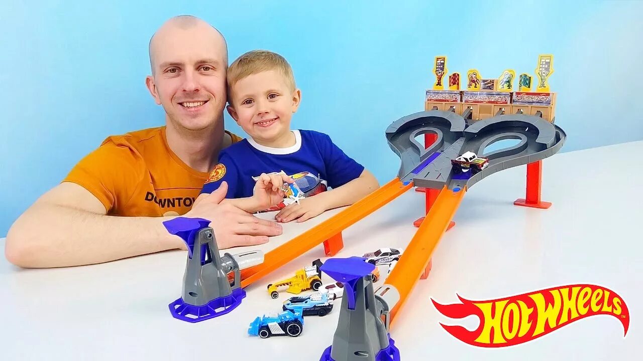 Макс играет в hot wheels