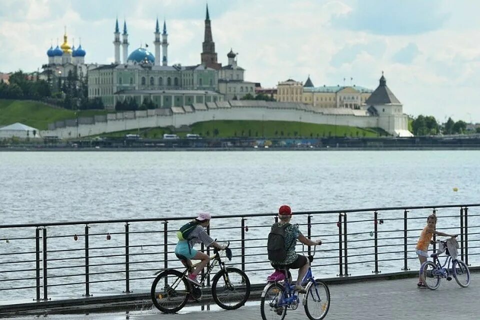 Туристы в Казани. Казань летом. Туристы в городах России. Казань в сентябре.