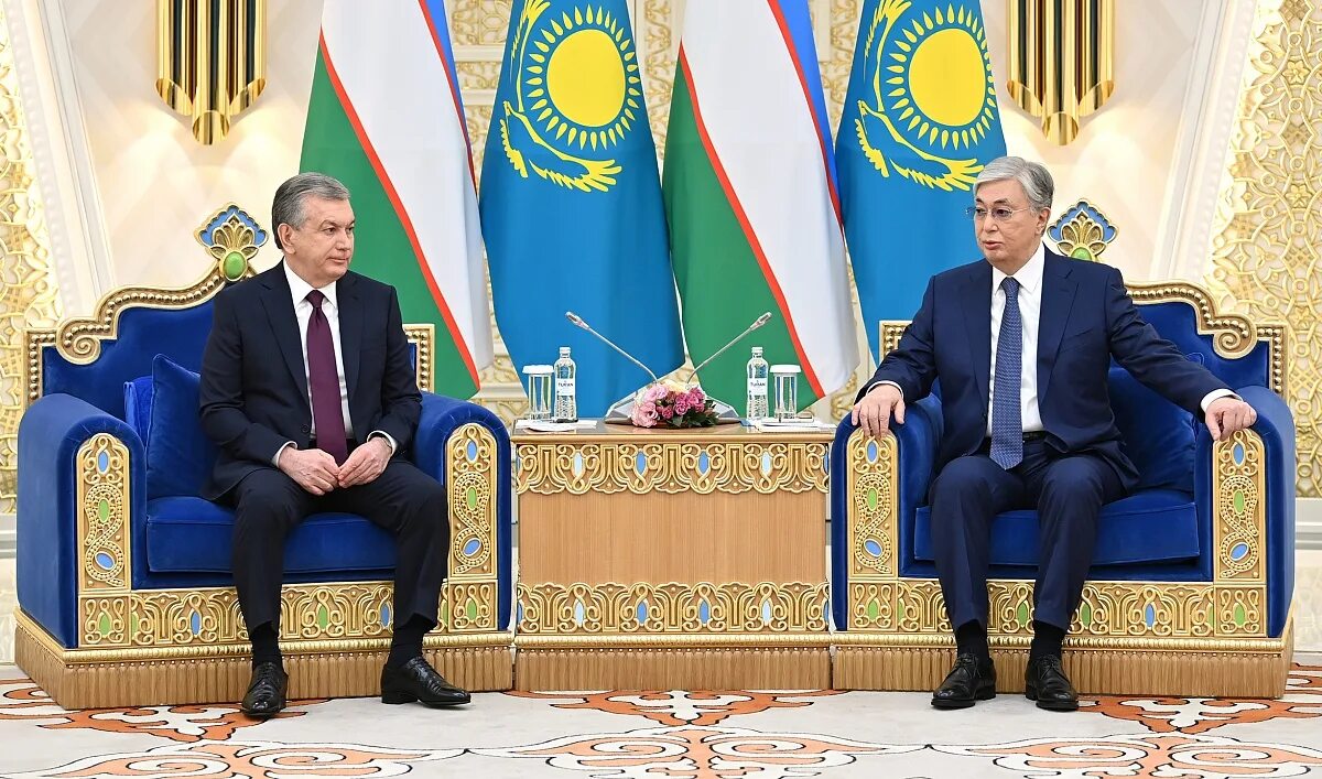 Касым-жомарт токаев и шавкат мирзиёев. Мирзиёев и касым-жомарт токаев. Казахстан и узбекистан отношения. Мирзияев и токаев. Казахстан и узбекистан отношения.