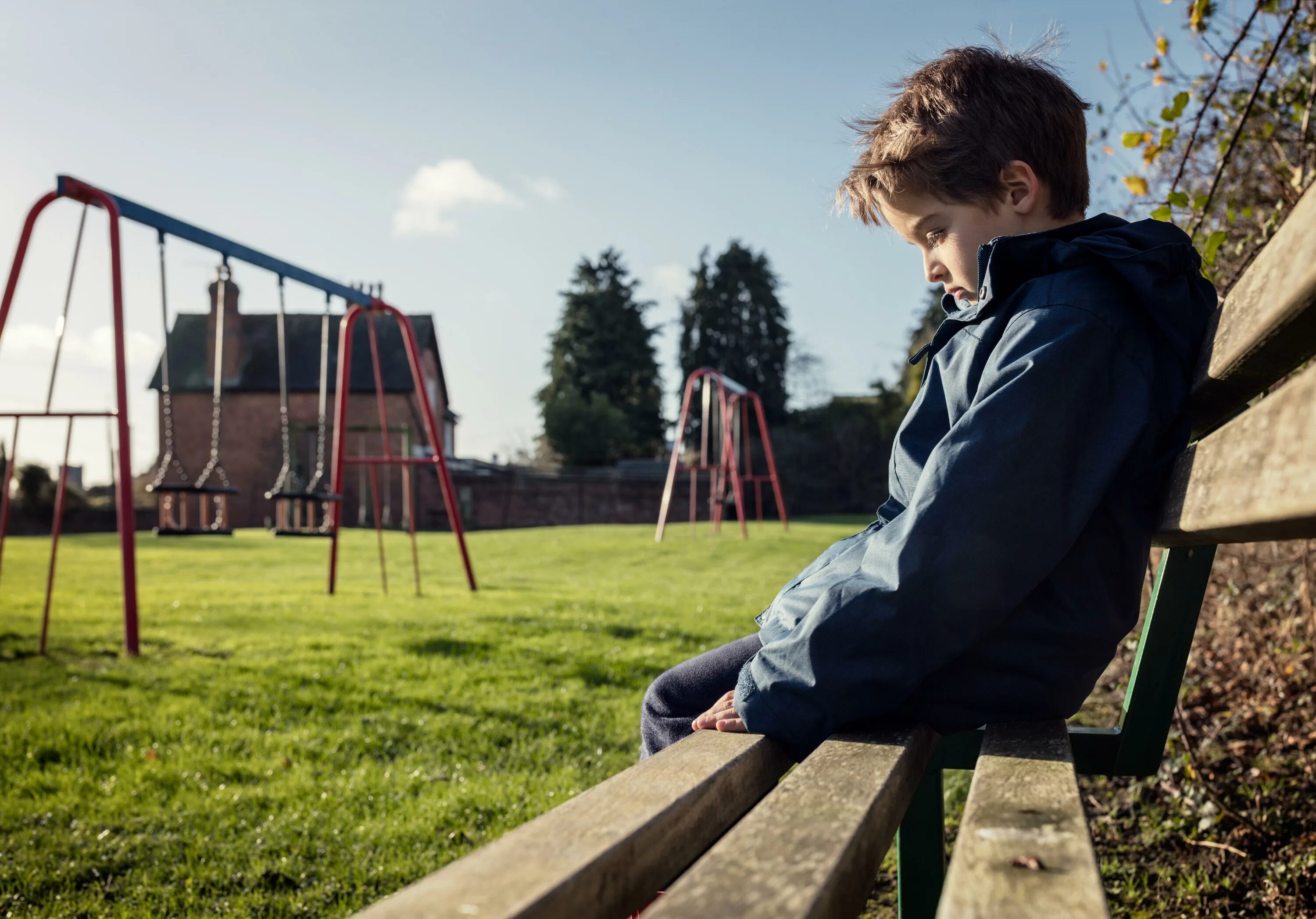 Sad kid. Грустный мальчик. Одинокий ребенок. Одинокий мальчик. Мальчик на улице.