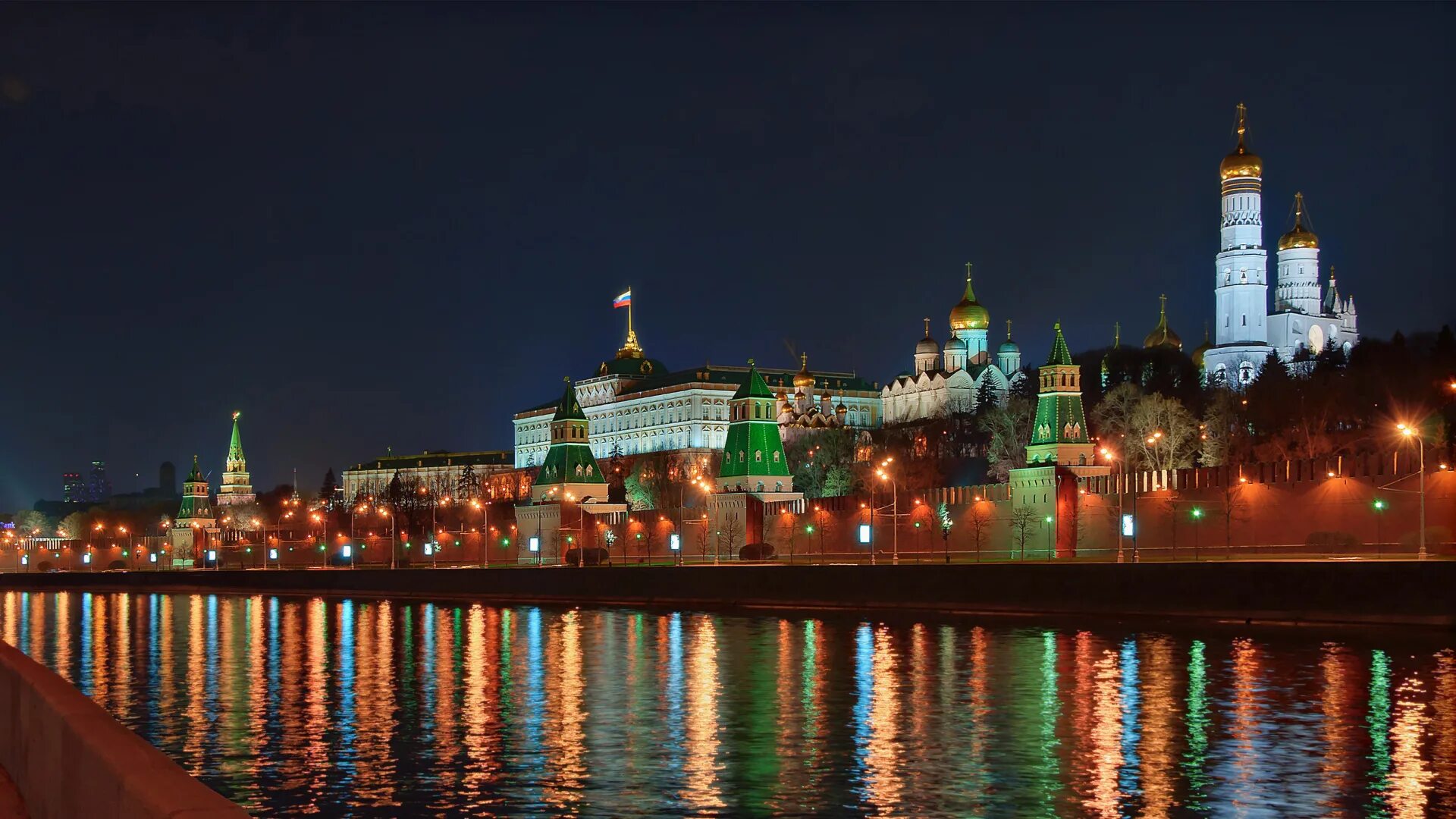 Кремлевский вид. Москва река панорама. Кремль и река Москва панорама. Ночной Кремль Москва. Московский Кремль вид с Москвы реки.