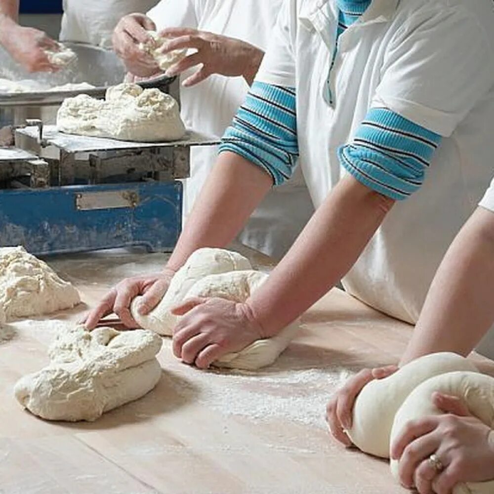 Сосиски в тесте из дрожжевого теста. Хлеб в старину. Пекарня в тесте. Сосиска в тесте вид сверху. Замес теста.