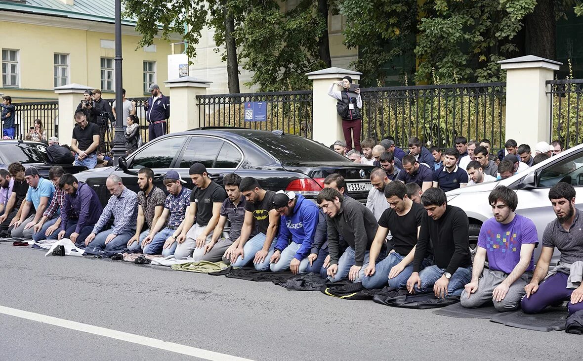 Митинг мусульман. Намаз у посольства Мьянмы в Москве. Митинг у посольства Мьянмы. Мусульмане в центре Москвы. Протесты мусульман в Москве.