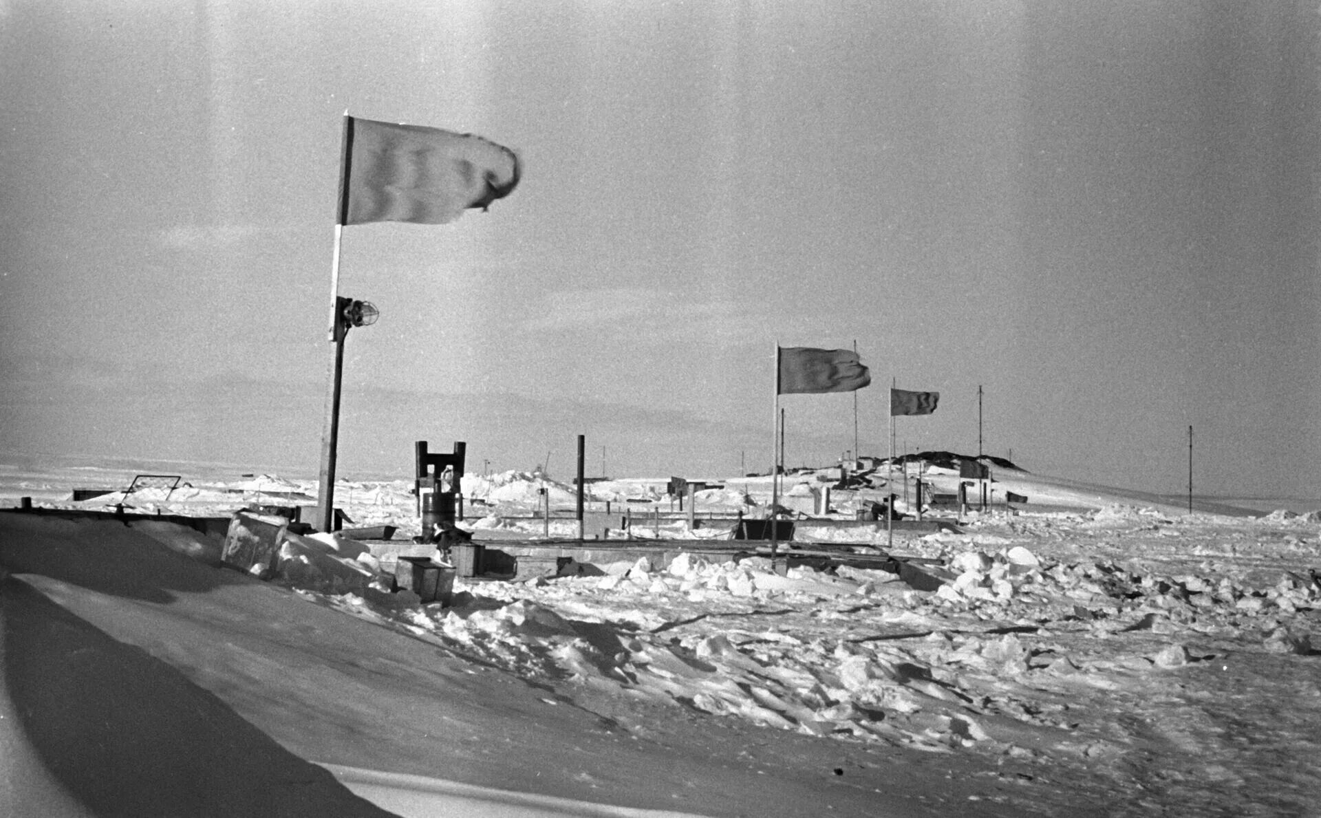 Первые антарктические станции. Антарктическая станция Мирный 1956. Советская антарктическая станция Мирный. Первая Советская антарктическая Экспедиция 1956. Полярная станция Мирный в Антарктиде.