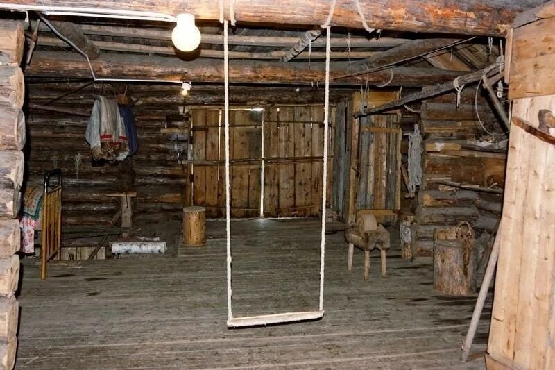 Сени севера. Карельская изба хлев. крестьянский сарай. сараи и избы. сени в деревенском доме.
