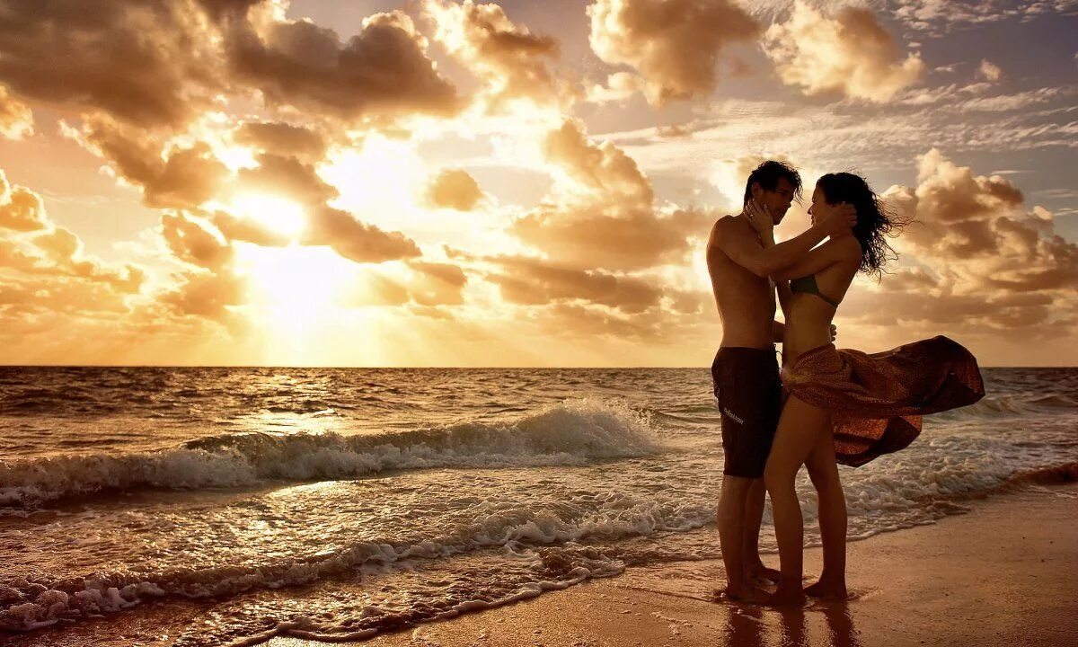 Хочу быть вдвоем. Влюбленные на море. Влюбленные на берегу моря. Романтичные картинки о любви. Море любовь двое.