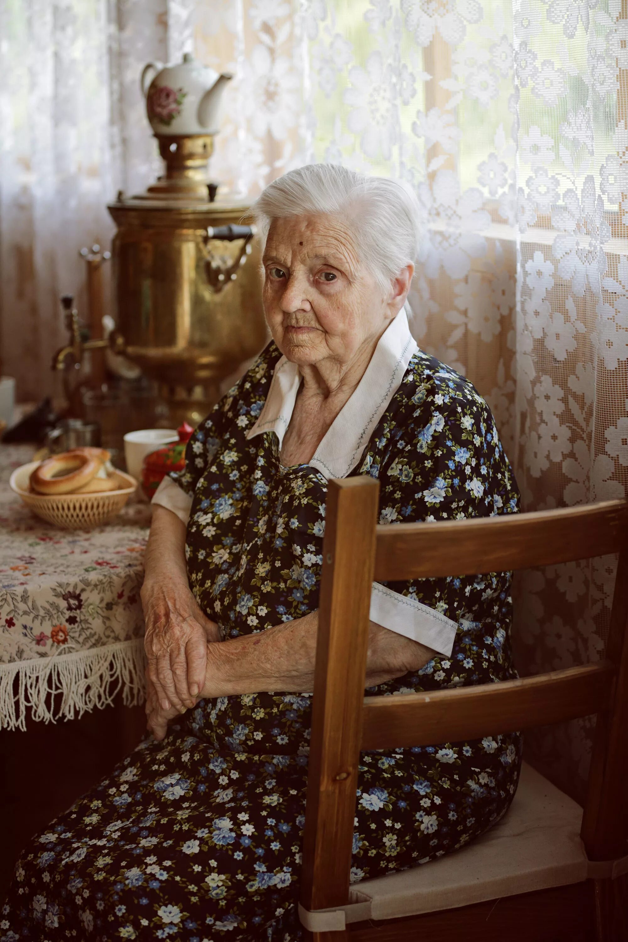 Старые женщины фото домашнее. Старые женщины домашние. Старушка в доме. Пожилая женщина в домашнем. Красивая деревенская бабушка.