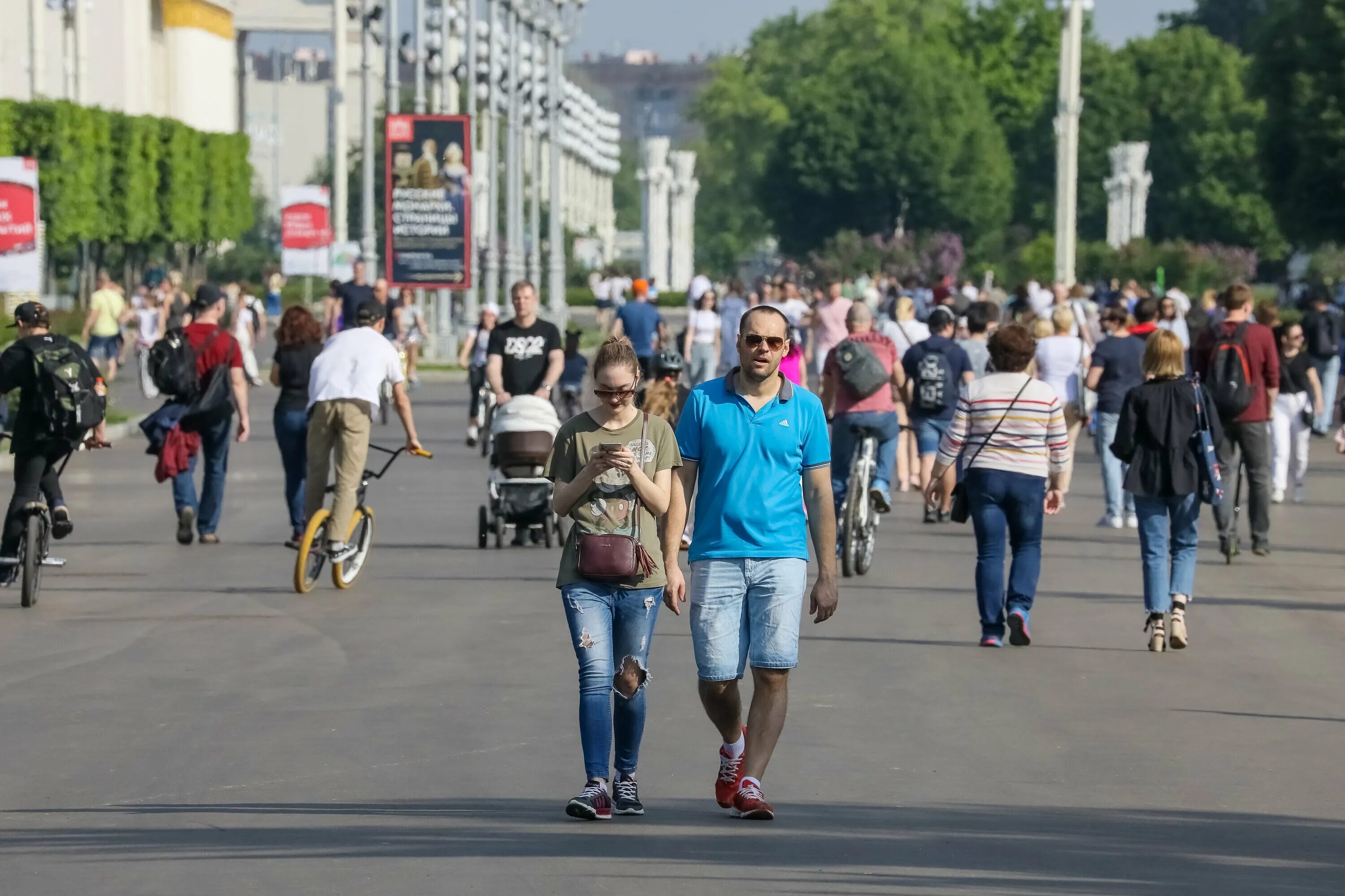 Собеседник москва. Туристы в кремле. Собеседник москва. Фотосессия в москве. Москва люди.
