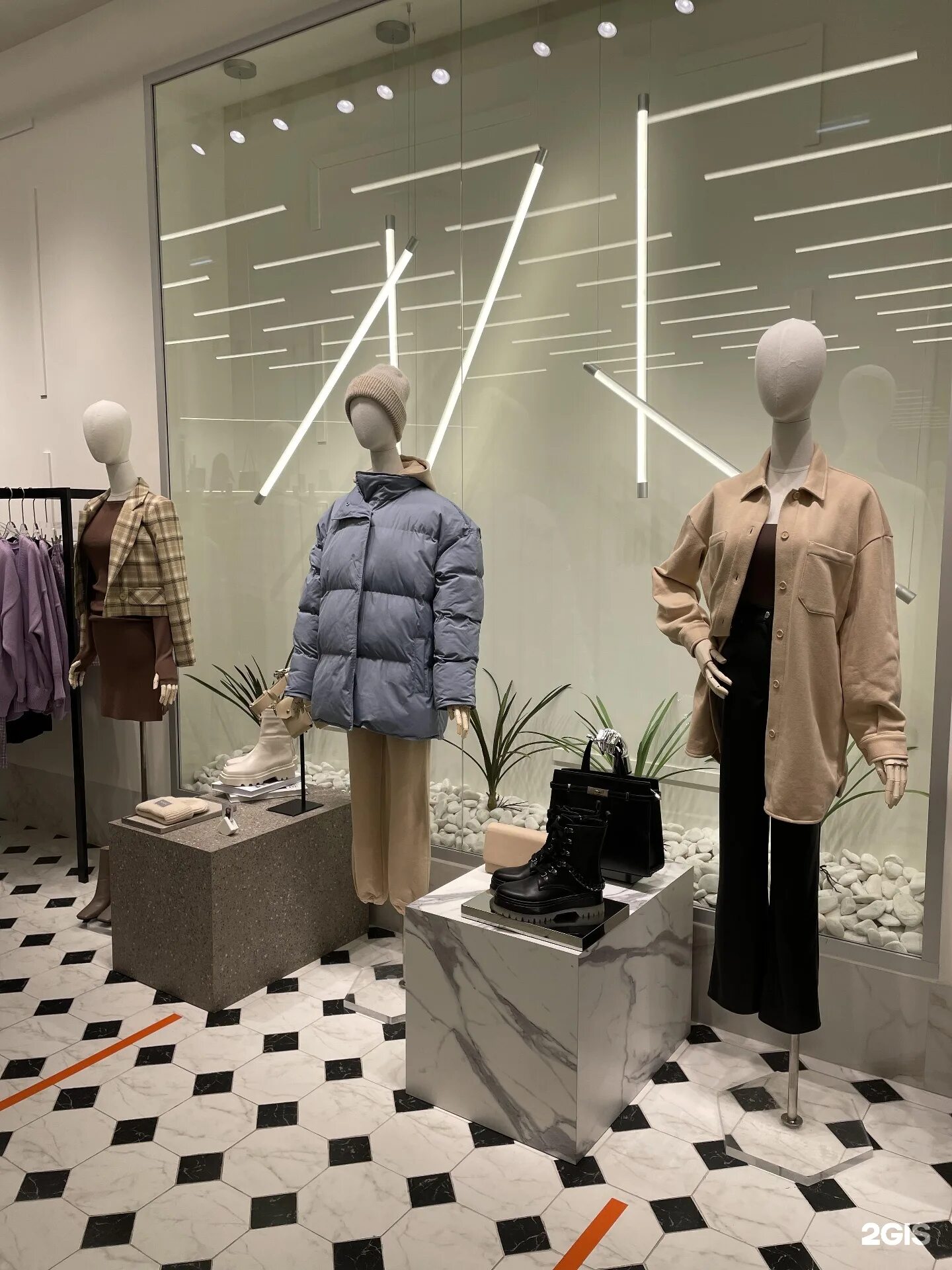 Lichi магазин одежды. Lichi европолис. Lichi саратов. Lichi магазин в атриуме. Lichi фото магазина.