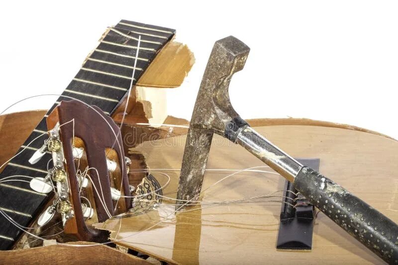 Сломанная гитара. Квадробер разбил гитарой. Разбивает гитару. Поломанная гитара. Квадробер разбил гитарой.