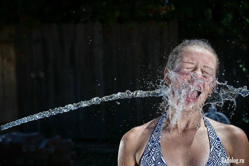 Мощная струя. Мощная струя воды. Вода из шланга. Струя воды в лицо.