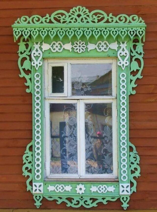 Резные наличники вудтрейд. Украшение окон наличники. Украшение окон наличники. Наличники резные деревянные. Наличники домовая пропильная резьба вектор.