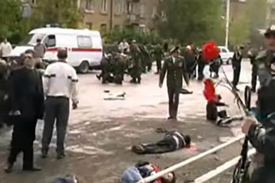 2002 год каспийск. Теракт в каспийске 9 мая 2002 г. теракт в дагестане 9 мая 2002.