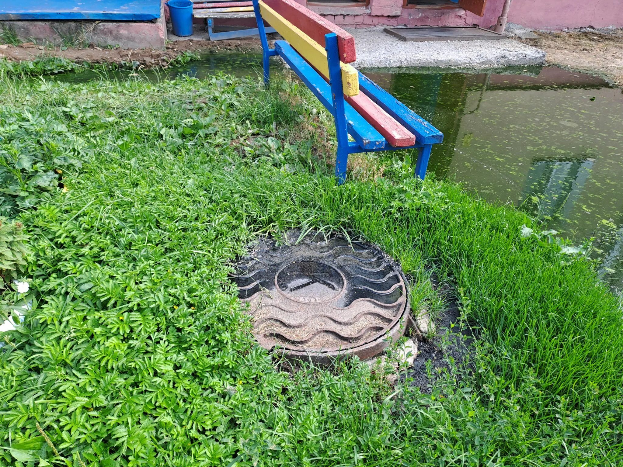 Вода стоит во дворе