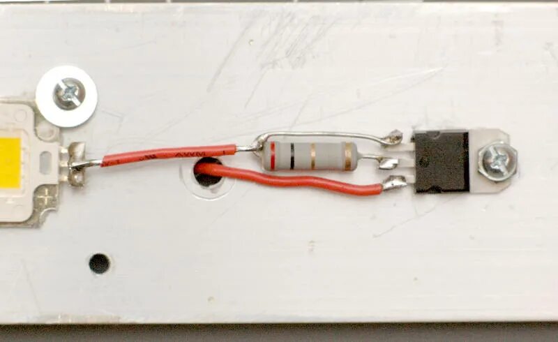 Диоды с резистором на 12 в. Резистор на светодиод 12в 10вт. Lm317 для светодиода 10w. SMD стабилизатор напряжения 12 вольт. Lm317t светодиодная лента.
