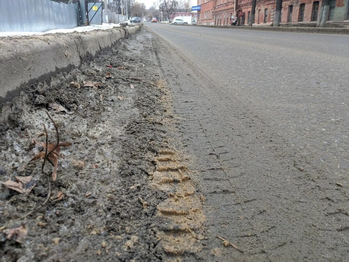 Бутырка на дороге грязный снег. Реагенты на дорогах. Грязные дороги. Грязь на улице. Грязь на дороге.