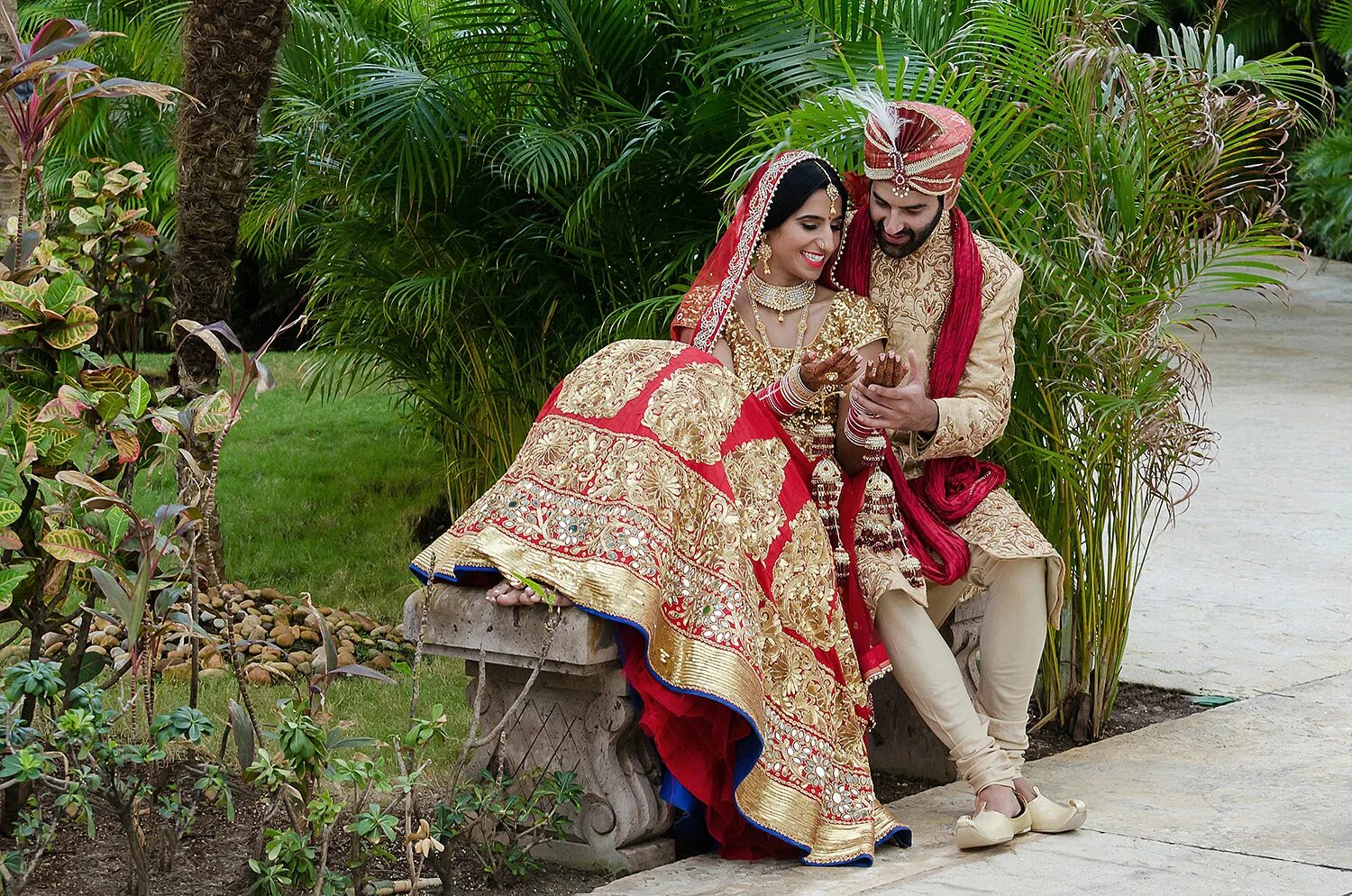 Свадьба в Индии. Индийская свадьба несёт на руках. Бедная индийская свадьба.
