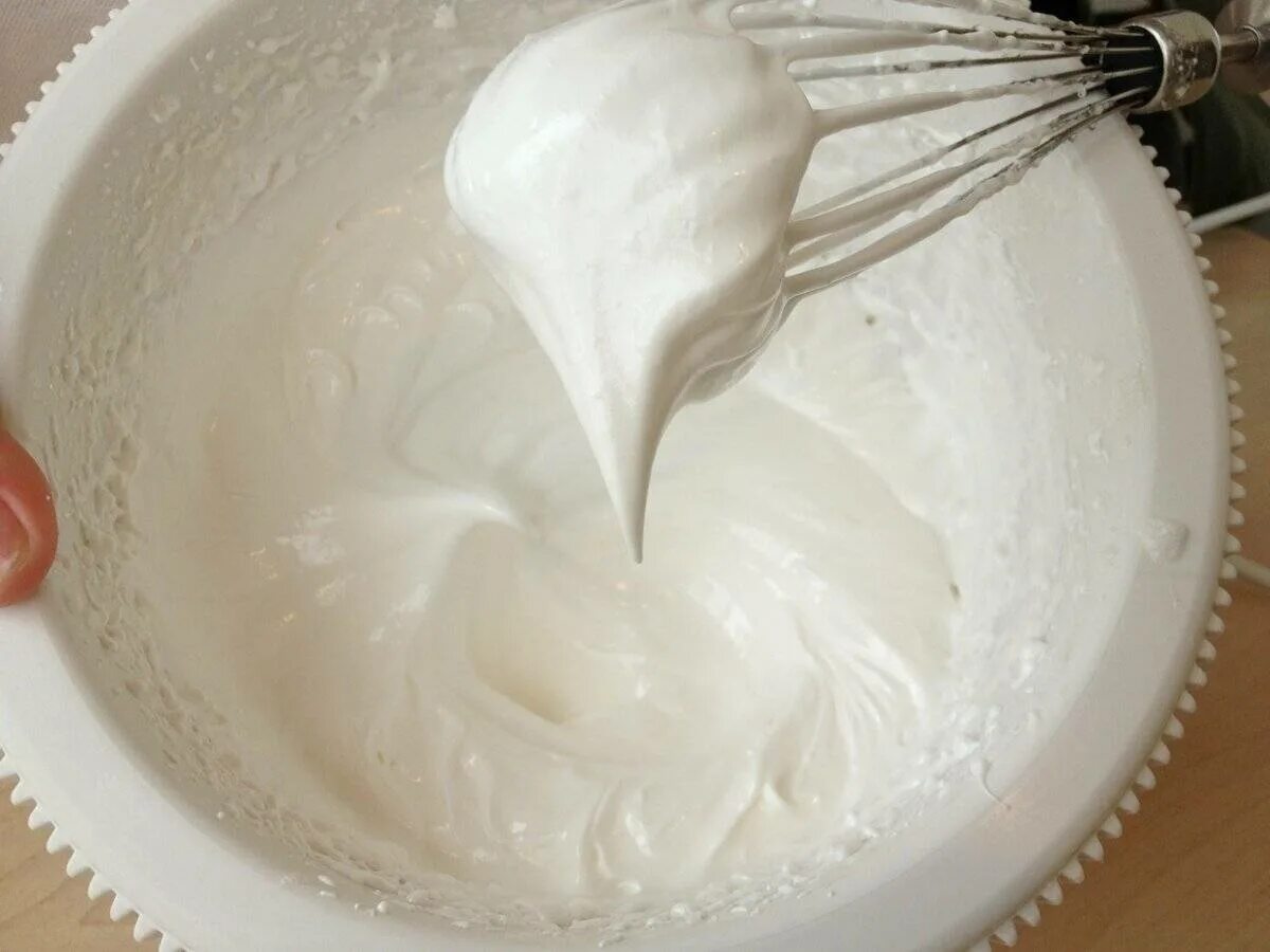 Рецепт белково масляного крема. Белково взбивной крем. Крем белковый, заварной "шман". Торт с белково заварным кремом. Приготовление белкового крема.