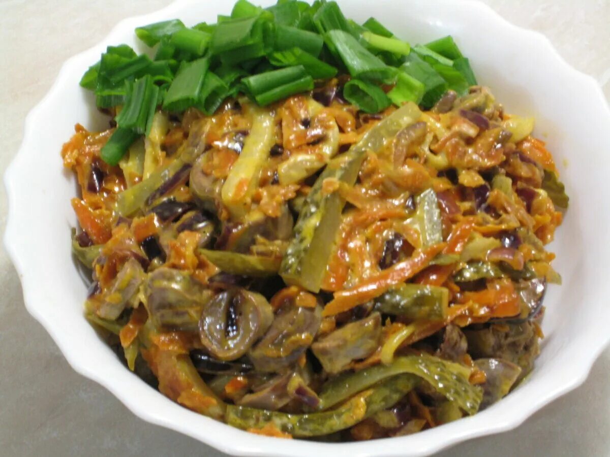 Салат из огурцов и сердца говяжьего. Салат с куриными сердечками. салат с сердечками утиным. салат из куриных сердечек. салат сердечный из куриных сердечек.