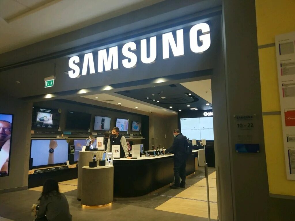 Фирменный магазин самсунг. Магазин самсунг в Перми. Фирменные магазины Samsung. Магазин самсунг в Барнауле. Революции 13 1