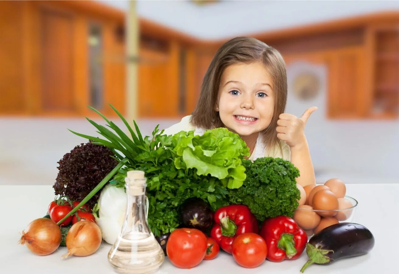 I like eat vegetables. Еда для детей. Правильное питание для детей. Овощи для детей. Ребенок ест овощи и фрукты.