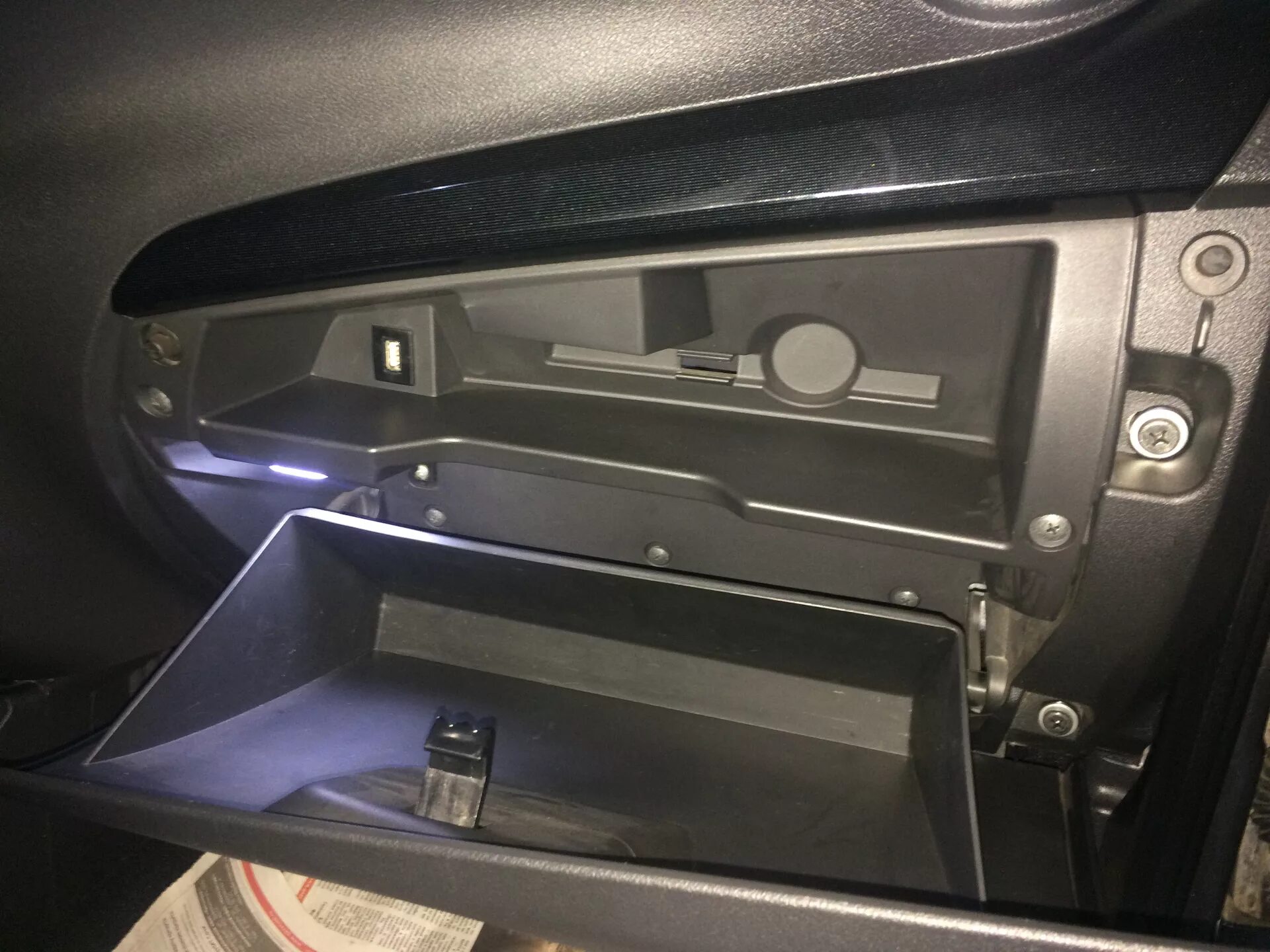 Скрипит бардачок. Бардачок гранта 2021. Usb розетка в бардачок honda fit. Usb розетка в бардачок honda fit. Вещевой ящик гранта фл.