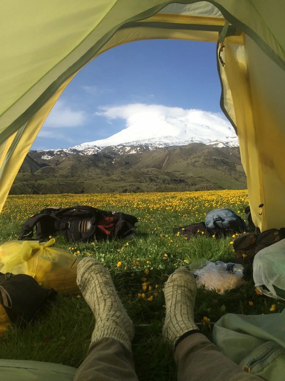 Где остановились на ночевку. Палатка Elbrus sferis. Палатка на Эльбрусе. Ночевка в горах в палатке. Вид на Эльбрус из палатки.