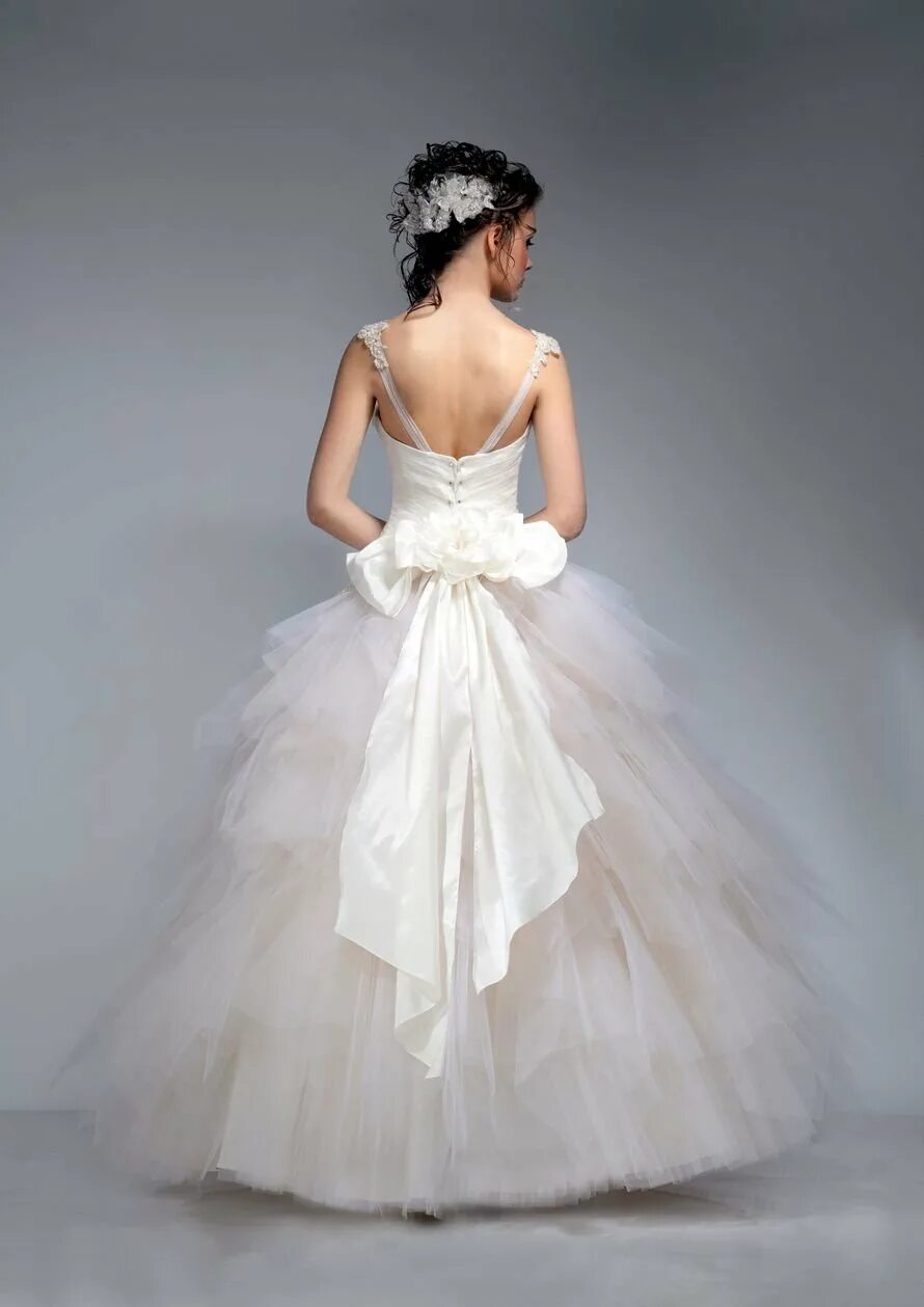 Viktor rolf платья. Свадебное платье с бантиком. Короткое свадебное платье с бантом. Свадебное платье с большим бантом. Свадебные платья.