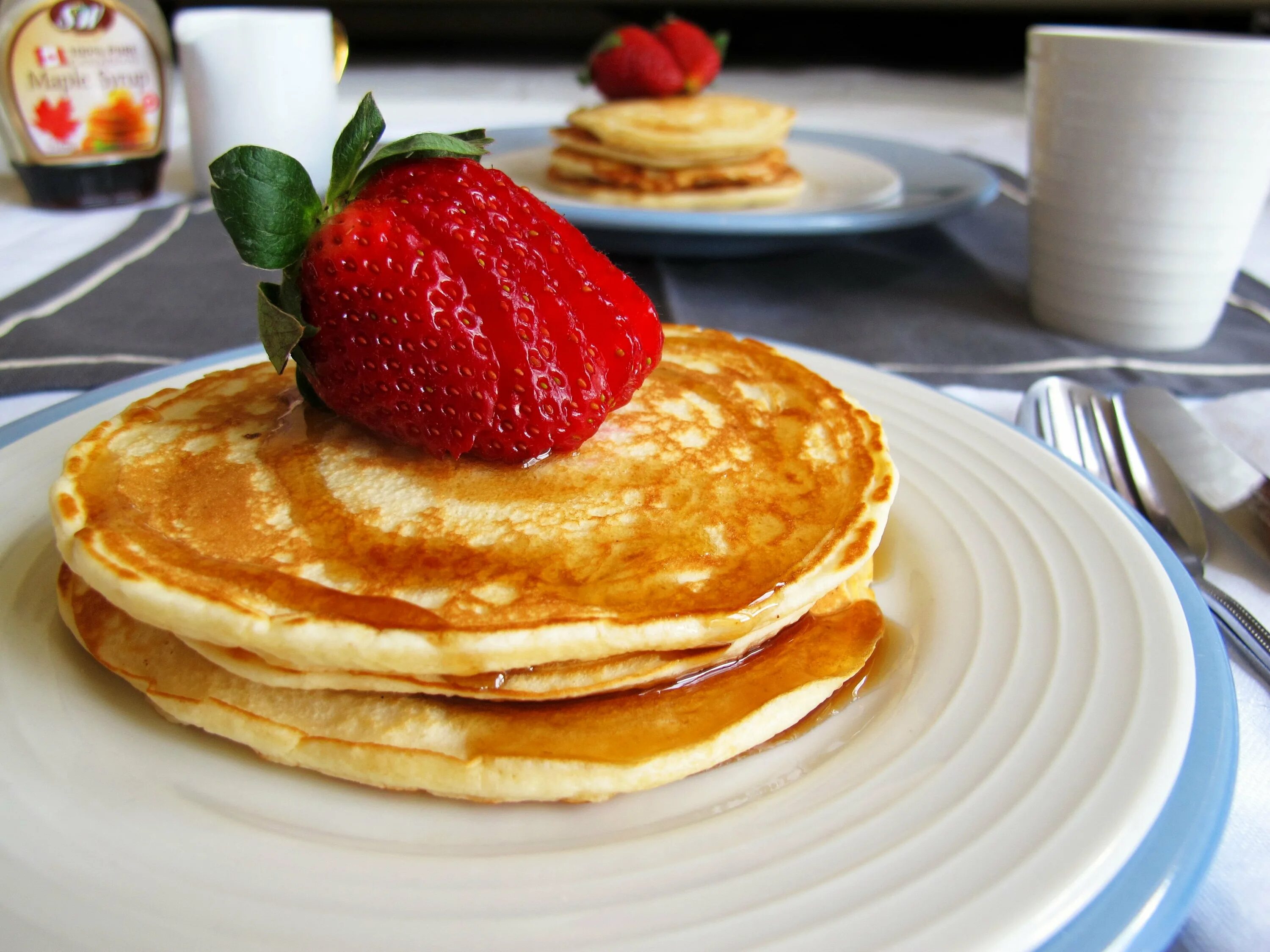 Блины из двух яиц. Блины на 1 литр молока. Блины на молоке и воде с яйцами и содой. Блины с медом бананом и грецкими орехами. Вкусный и красивый завтрак.