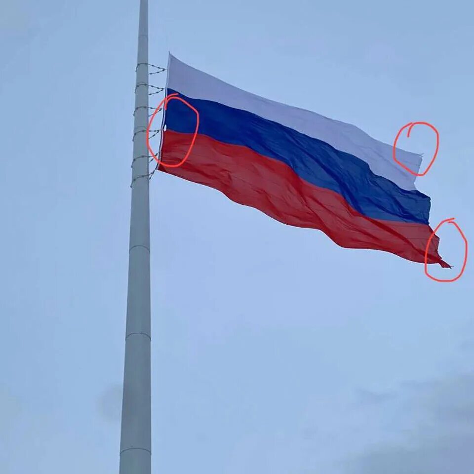 Флаг на николаевской сопке красноярск. Флаг на николаевской сопке красноярск. Флаг на николаевской сопке красноярск. Большой флаг в красноярске. Флагшток в красноярске на николаевской сопке.