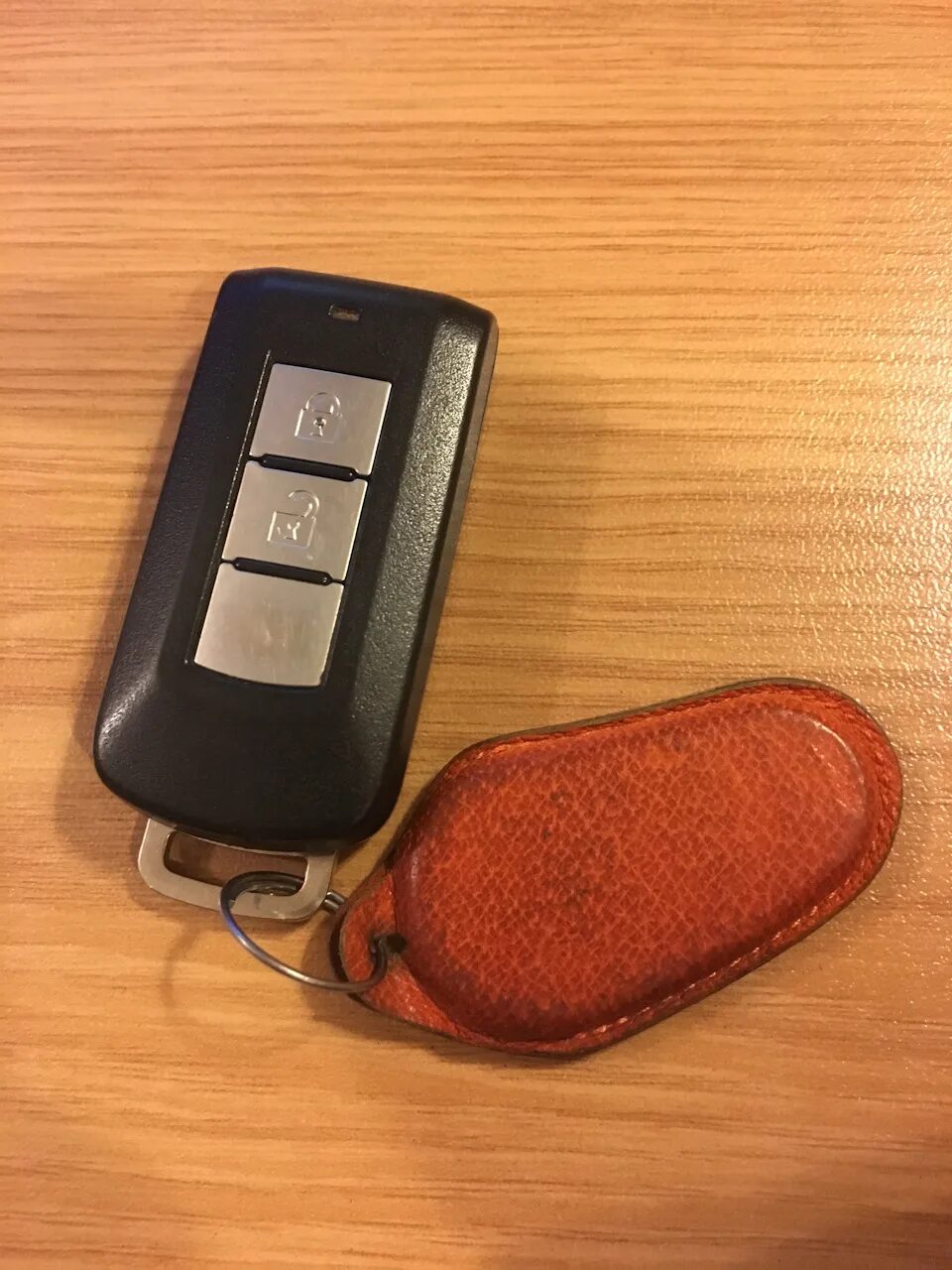 Замена батарейки в штатном ключе - Mitsubishi Outlander (3G), 2 л, 2018 года рас