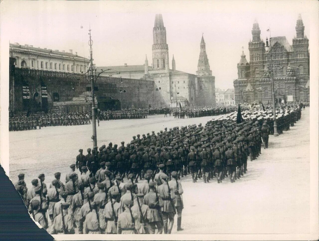 В 1925 году наша страна. Парад РККА на красной площади 1920. Парад на красной площади. 1927 Г.. Парад на красной площади 1925. Юон парад на красной площади 1923.