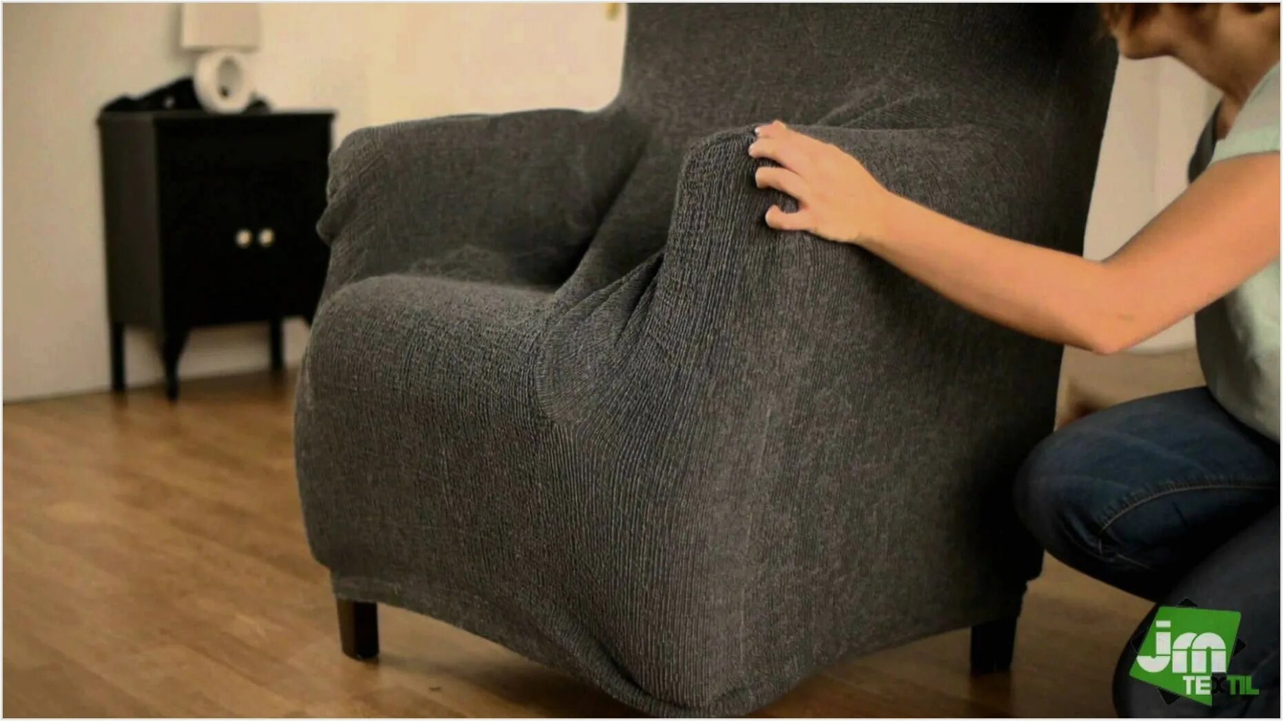 Одеть чехол на кресло видео. Чехол для кресла. Надеть чехол на кресло. Чехол на кресло краш. Как одеть чехол на кресло.