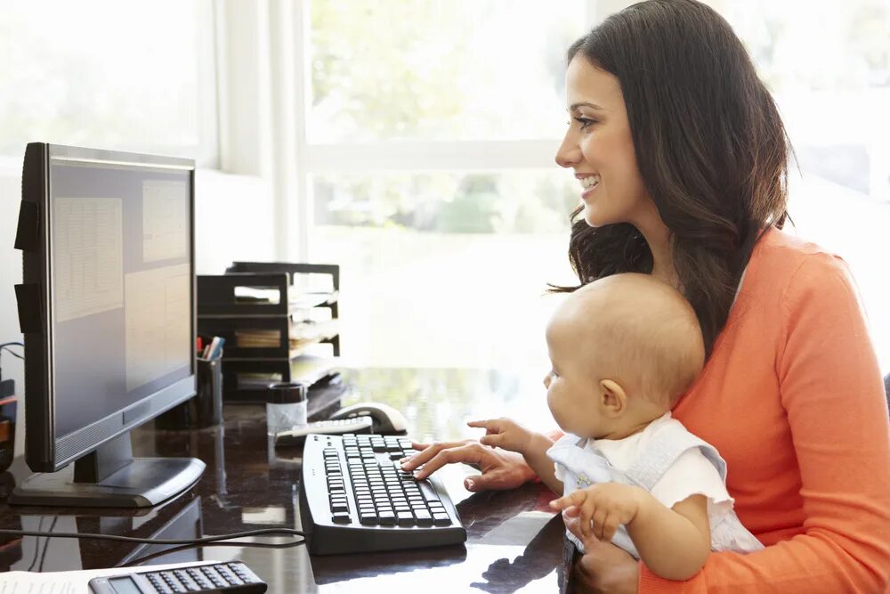 Женщина с ребенком за компьютером. Мама в декрете. Мама за компьютером. Заработок в интернете для мам. Работа для мам с детьми