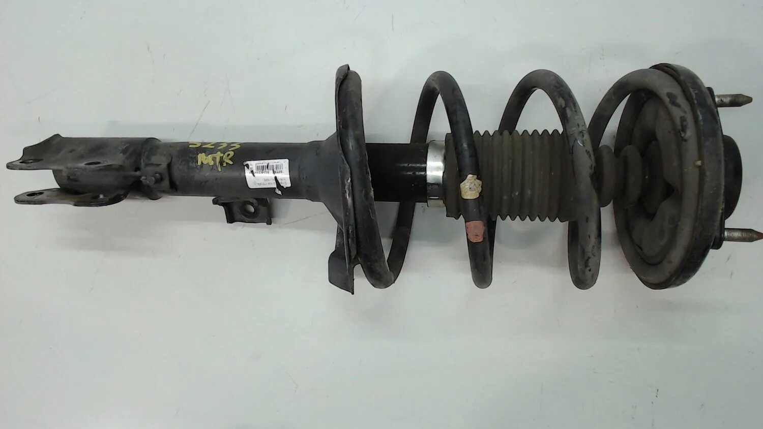 Передняя стойка митсубиси аутлендер 3. Передние амортизаторы аутлендер 3. Mitsubishi outlander 3 стойка амортизатора. Передний амортизатор митсубиси аутлендер 3. Передний амортизатор аутлендер 1.