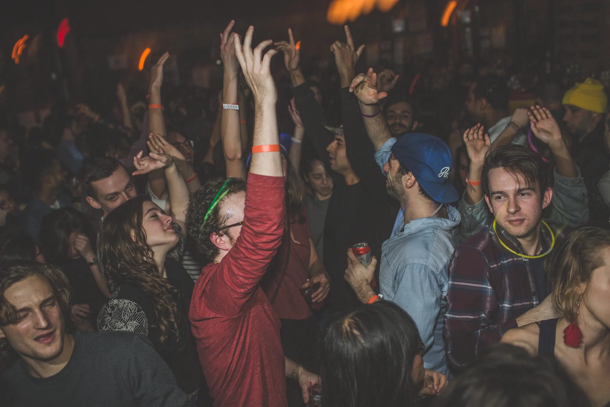 Рейверы 2000. Рейв 2006. Рейверы субкультура. Рейвы и айти. Рейверы 90-х одежда даниэль поль.